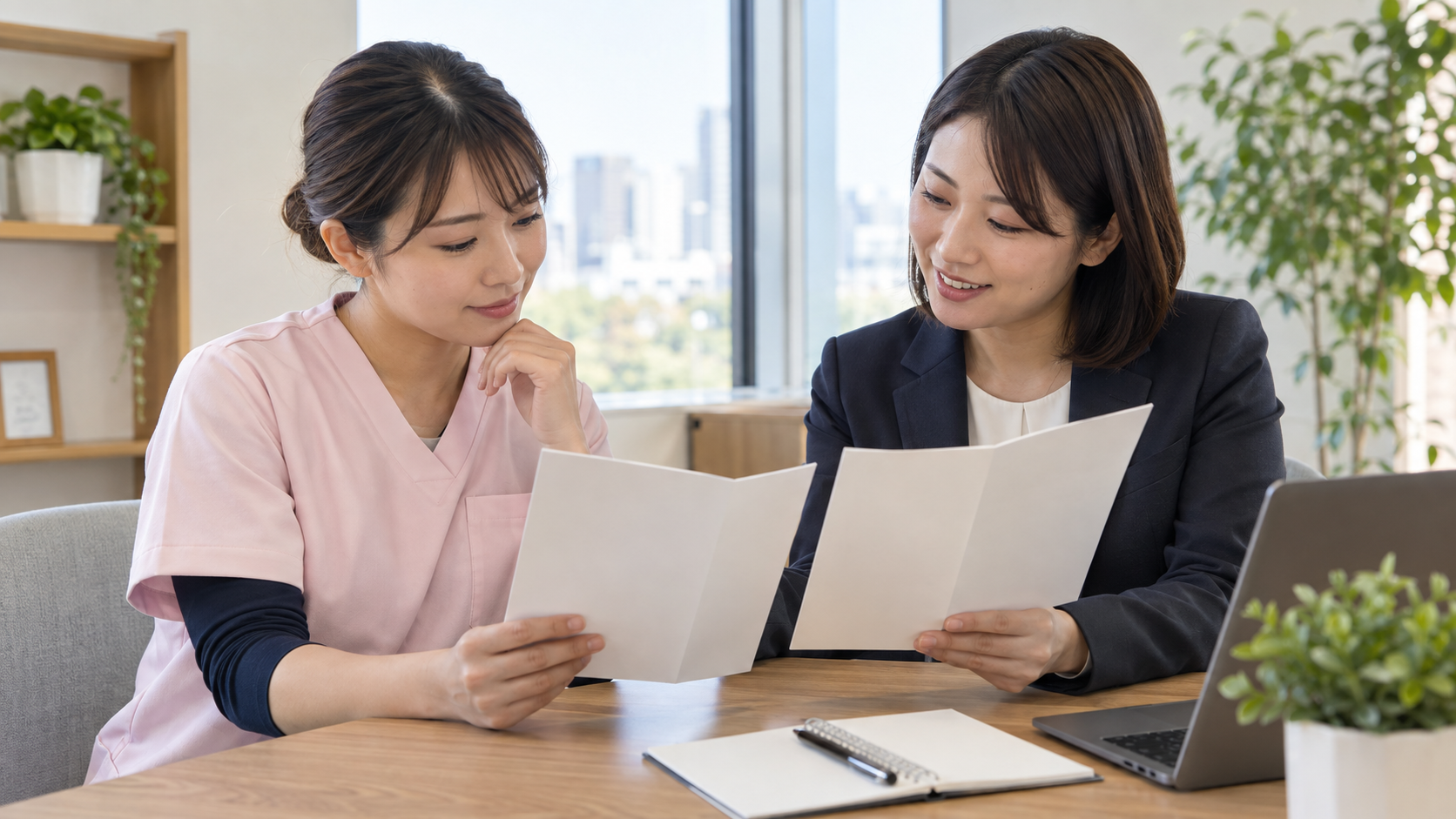 介護職向けの紹介事業者を相談しながら選ぶ女性
